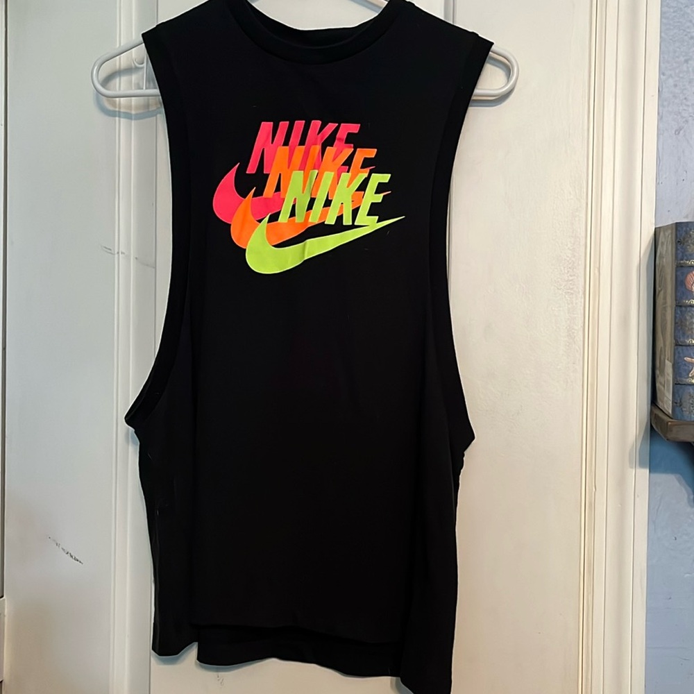 NIKE size Medium black workout sleeveless tee. LIKE NEW